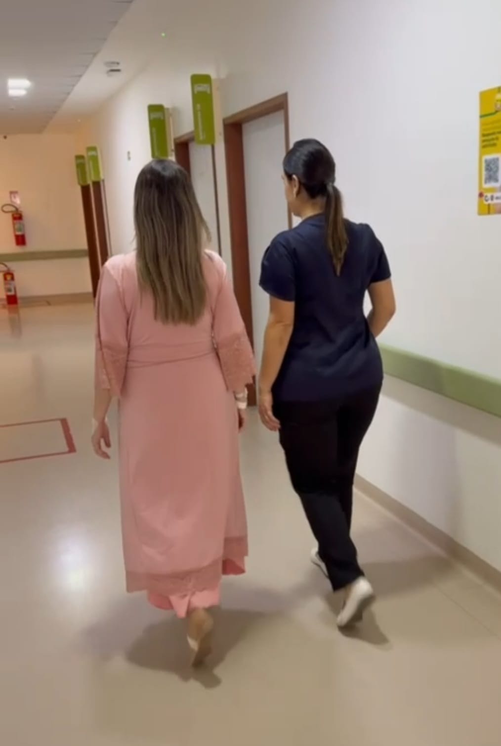 Sessão de fisioterapia voltada ao trabalho de parto, com técnicas de respiração e movimento.